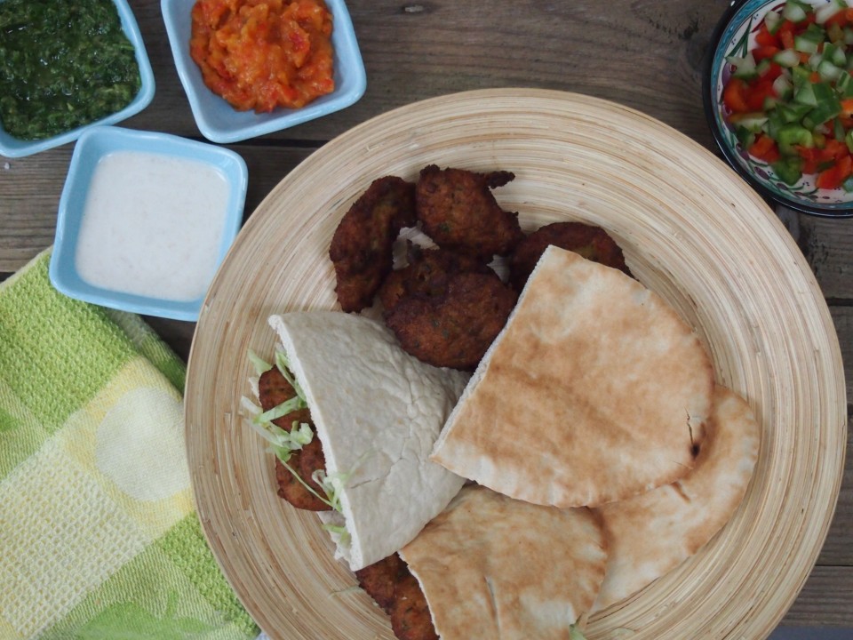 Inspired by the falafels of the Middle East, I sometimes serve it with pitta bread, a simple salad and various sauces (chilli, hummus or tahini, and salsa verde).